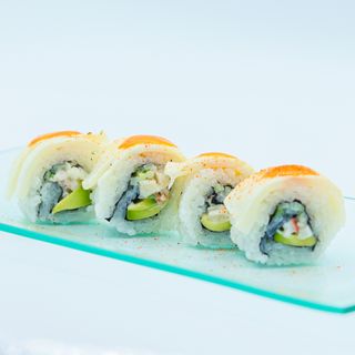 Uramaki de Pez Mantequilla Flambeado con Mahonesa de Siracha
