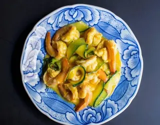Wok de gambas al curry cremoso