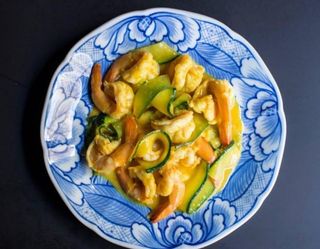 Wok de gambas al curry cremoso