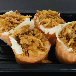 Gunkan De Salmão Cebola Frita Com Philadelphia 4 Peças