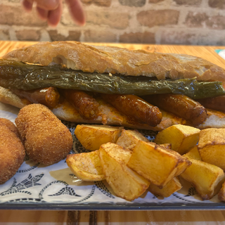 Menú bocadillo txistorra con pimientos y tomate +patatas +croquetas +bebida