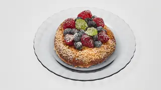 Drożdżówka z puddingiem ryżowym i owocami leśnymi