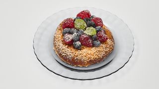 Drożdżówka z puddingiem ryżowym i owocami leśnymi