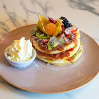 PANCAKE FRUTTA MARMELLATA E PANNA