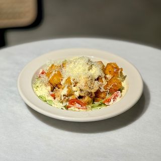 ცეზარი ქათმით. Caesar with chicken.