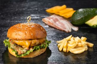 ქათმის ბურგერი ბეკონით და კარტოფილი ფრით