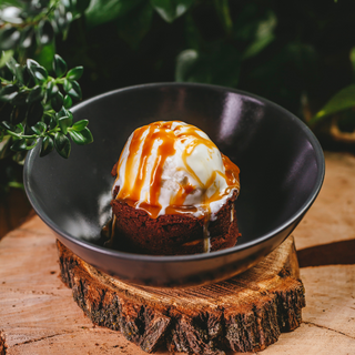 Шоколадный брауни со сливочным мороженым и соленой карамелью