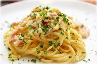 Pasta sa pršutom i parmezan sirom
