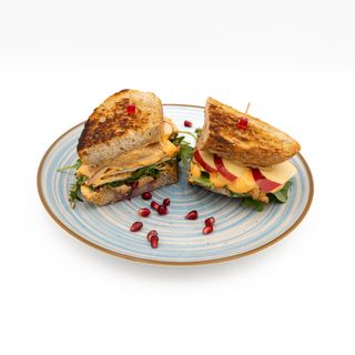 Kanapka z kurczakiem z masłem orzechowym