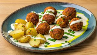Chiftelute falafel cu cartofi si sos mayo