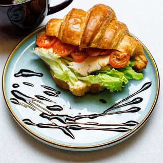 Круассан с курицей 