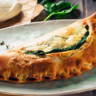 Calzone Queso