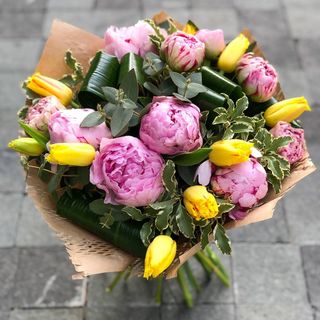 Buchet cu bjujori si lalele 