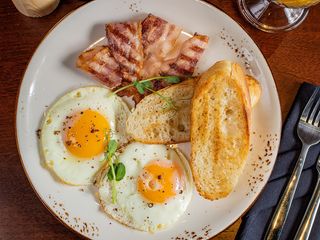 Яєчня оката з беконом та тостом (160g)