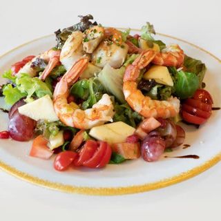 A ensalada templada de vieiras e langostinos