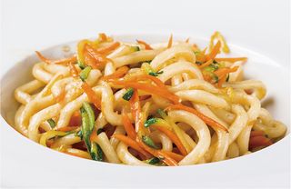 Spaghetti udon con verdure