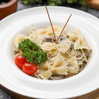 Фарфалле с говядиной и грибами в сливочном соусе