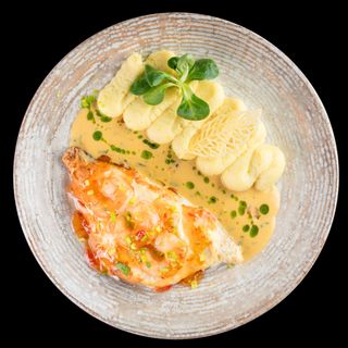 File de biban cu creveți, piure de cartofi și sos de crustacee