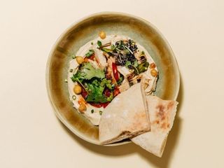 Хумус з індичкою та аджикою