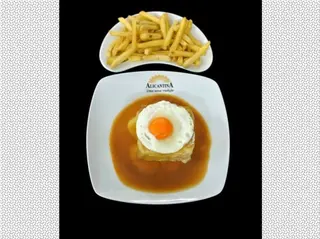 Francesinha antiga com ovo e batata