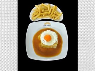 Francesinha antiga com ovo e batata