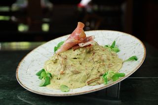 Piletina u pesto sosu