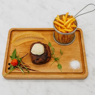 Biftek sa žara s prilogom