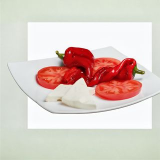 Салата Розови домати с печен пипер и свежо сирене (400г)