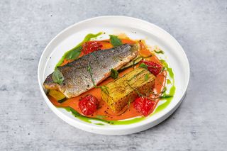 Філе сібаса, цукіні-гриль, печені томати 