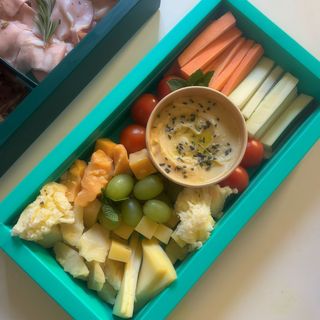 Cajita de quesos y hummus con crudités. (Ideal para 6 personas) - Sésamo, lactosa