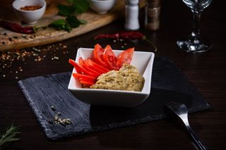 Salată de vinete servită cu pâine prăjită