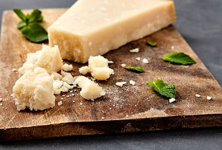 Croquetas caseras Parmesano, albahaca y confitura de tomate