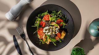 პომიდვრის სალათი ზეთისხილის პასტით