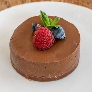 Postre casero de chocolate con corazón de frutos rojos de 