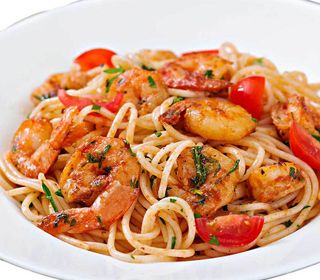 Spaghete  cu fructe de mare in sos rosu 