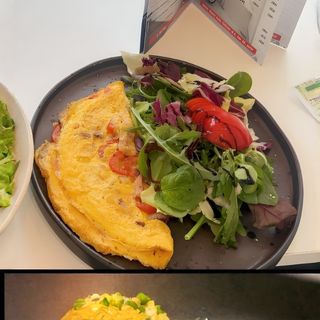 Omletă țărănească cu mix de salată