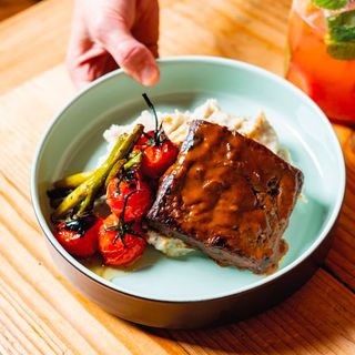 Bochecha de Porco com Legumes e Pure Trufado