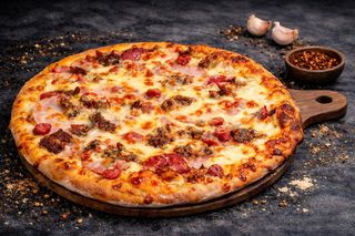 Pizza Meat Lovers + sos gratis
