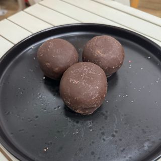 Tri mini krofne prelivene čokoladom