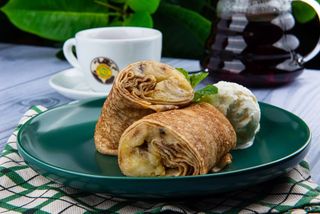 Блины с жареным бананом и мороженым