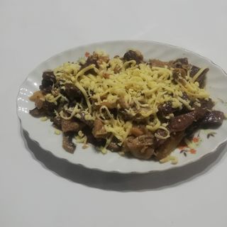 Шкембе, език и гъби с кашкавал на тиган