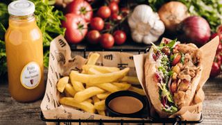 Duża bułka "Kura Klasyk", frytki 200g, sos, lemoniada