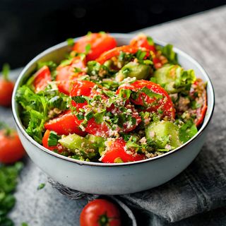 კიტრი პომიდვრის სალათი ნიგვზით