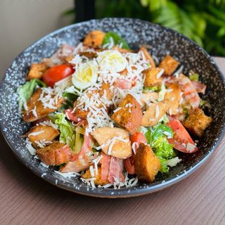 Салат Цезар з куркою та беконом