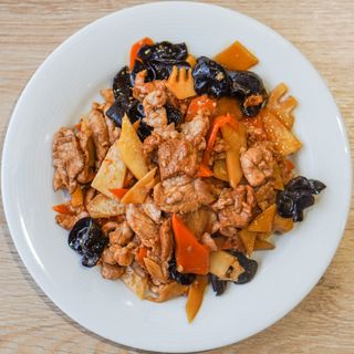 24.Свинско с гъби и бамбук (600г)