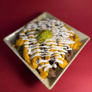 NACHOS COM PORCO ( MEIA PORÇÃO) 