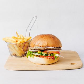 Hamburger i mali pomfrit