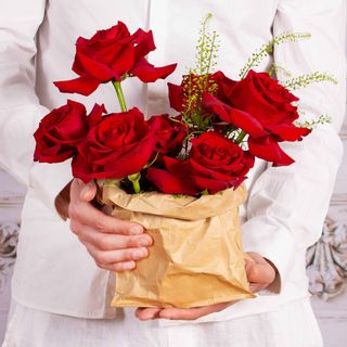 Aranjament cu 7 trandafiri rosii