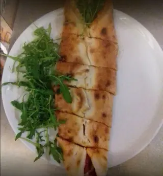Piadina con mozzarella, prosciutto crudo, rucola e grana