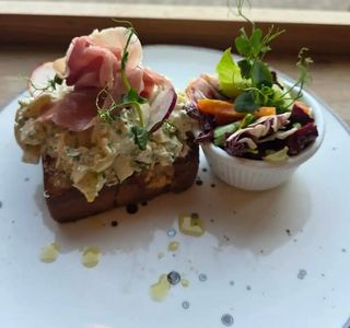 Brioche francuski z pastą jajeczną